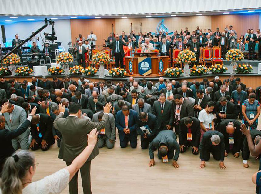 Diretorias são empossadas prostrados sob oração da igreja