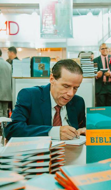 Pastor Elias Cardoso lança segunda edição de livro